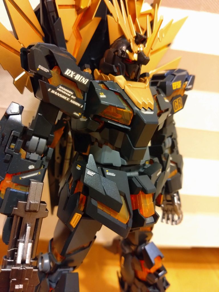 変形が楽しい。そして、ユニコーンモードは豪華。(胸のパタパタの部分、奥が閉じてしまった)あと、胸の左右に開く部分が全然開かないから、ピンを少し削りました。