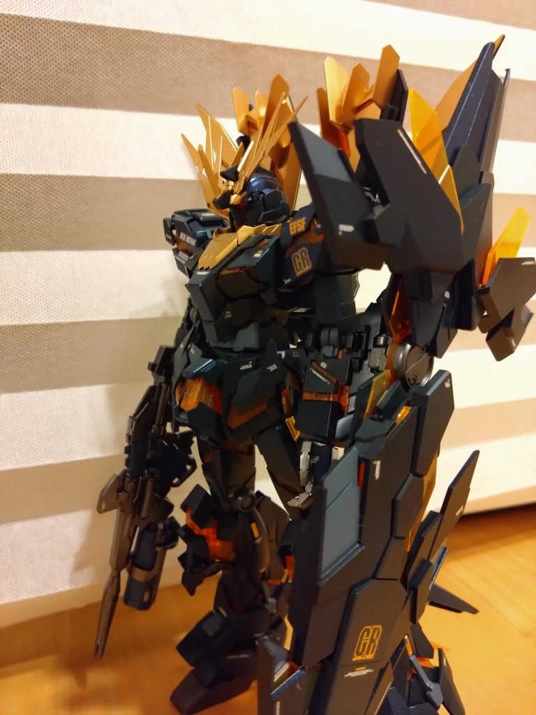 クリアパーツはそのままで、今回は外装パーツを丁寧に塗装しました。ネイビーブルーの上から、クレオスのクリスタルカラー・サファイアブルーを軽く吹いて、最後に光沢トップコートです。ゴールドは、クレオスのスーパーリッチゴールドです。すごくきれいな金色になります。関節はグレーバイオレット。これはそのまま成形色にかなり近い色でした。マニピュレータはなんか余ったメタリックな色を適当に混ぜました。金属感の強いシルバーになってます。