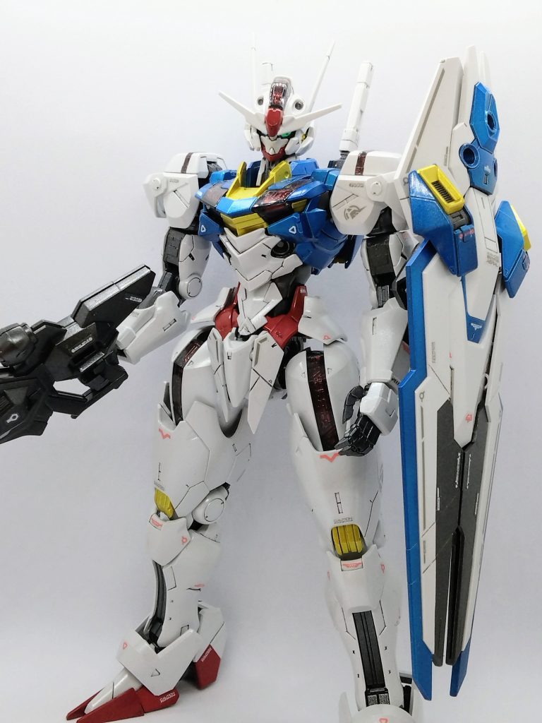 ブルー部分とレッド部分がキャンディ塗装です。フレーム等のグレー部分は、メタルブラックイエロー部分はメタルイエローホワイトには成形色のままにMr.クリスタルカラーのダイヤモンドシルバーを吹いてます最後に光沢トップコートです