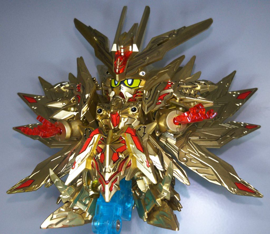 金のスプレーで吹いたおかげで全身ピカピカです。足首の赤は逆に金を吹いたおかげで塗りにくい場所になってしまったので塗っていません。代わりに他の部分に赤を少し足しています。