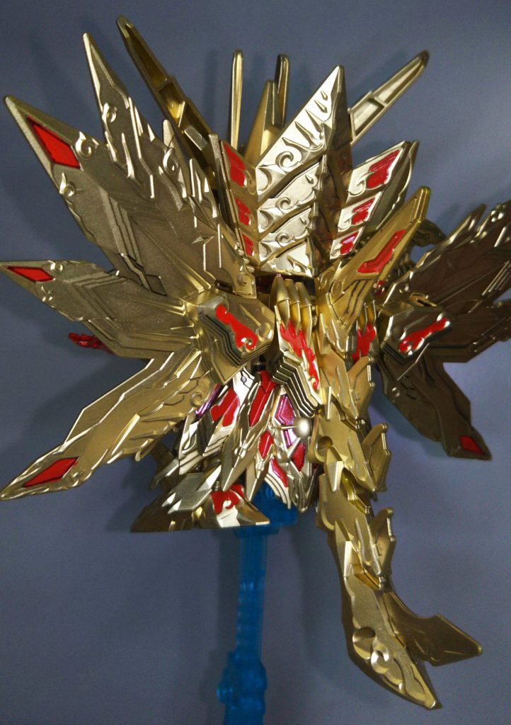 分かりにくいですが、全身にスミ入れをして、金一色の中にある段差を浮かび上がらせています。それにしても装甲が干渉しすぎて、ほぼ動かせません。ボール型ポリキャップの意味がまるで無いなぁ…