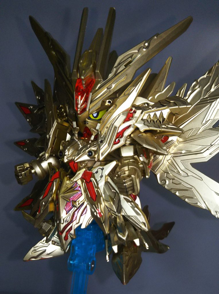 元々、分解可能装甲なので、胸や腰のアーマーには隙間があり、気になったので、今回制作したモデルはアーマーの左右を接着して隙間を解消しています。ので、あの形態を組む為にはもう1個買わなくてはなりませんw