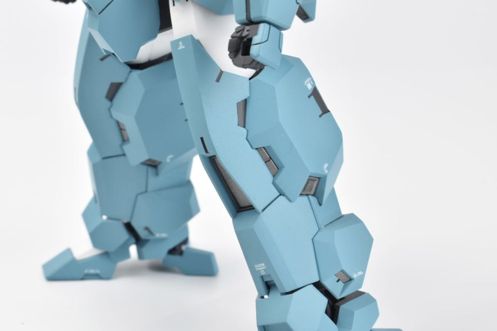 また分かりづらいですが…脚部の剥き出しになっているフレームはメタリック塗料でギラつかせて重厚感を上げました！ちなみにサイドスカートの剥き出し部分も同じように仕上げました！