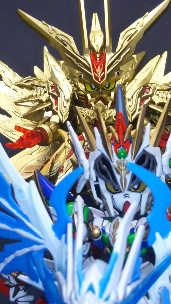普通のスペリオルドラゴンはナイトガンダムとサタンガンダムが一つになった形態でしたが、こちらのスペリオルはまだ光の側(ナイトストライク+シャイングラスパードラゴン)だけで構成されてます。本当の聖魔が合わさるのは…
