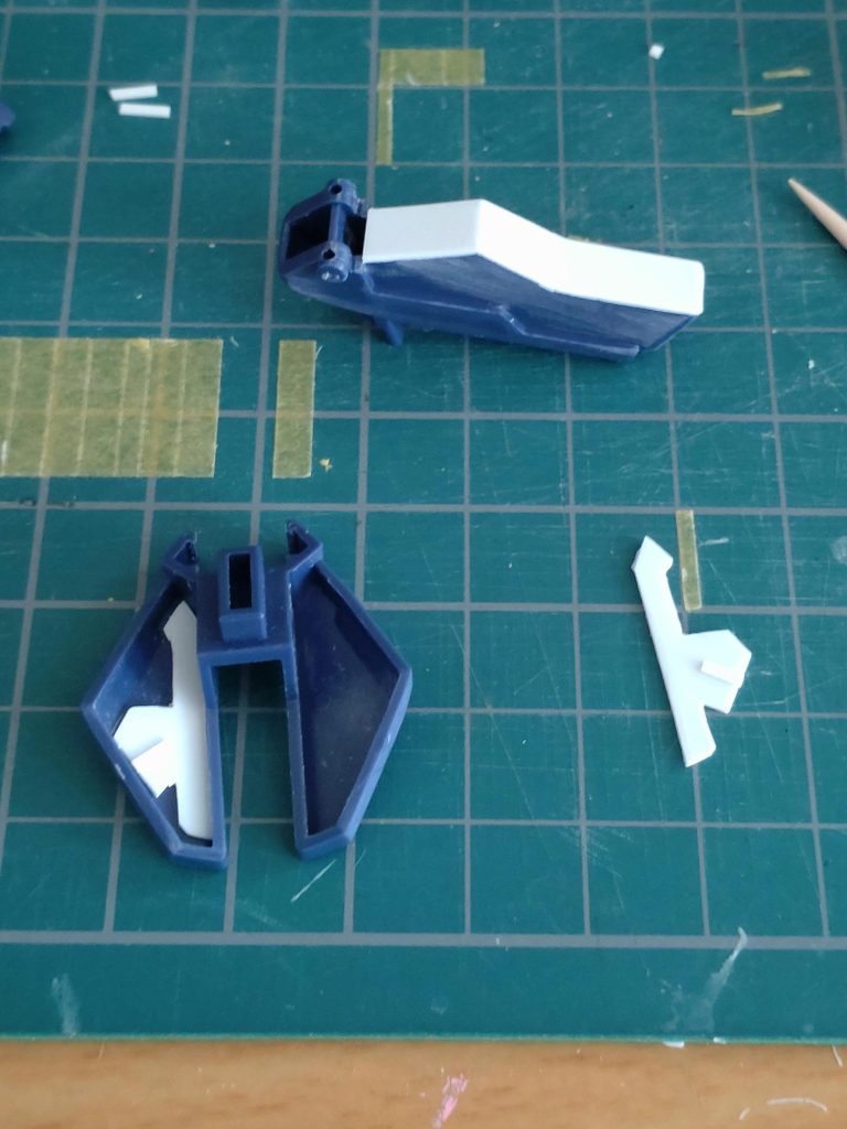 リヤアーマー中央のスラスターのはプラ板で塞いで、アーマー裏には押し出しピンの跡隠しを兼ねて簡易モールドを追加してみました。（組み立てたら全く見えませんけど…）