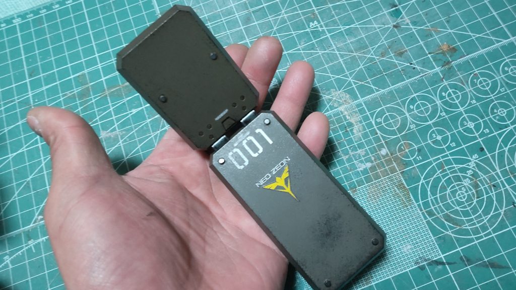 シールドには適度にリベット風味なパーツでディテールアップ。懸架方法を変更して肩フレームから直接着けて、シナンジュと同じ感じにしてあります。