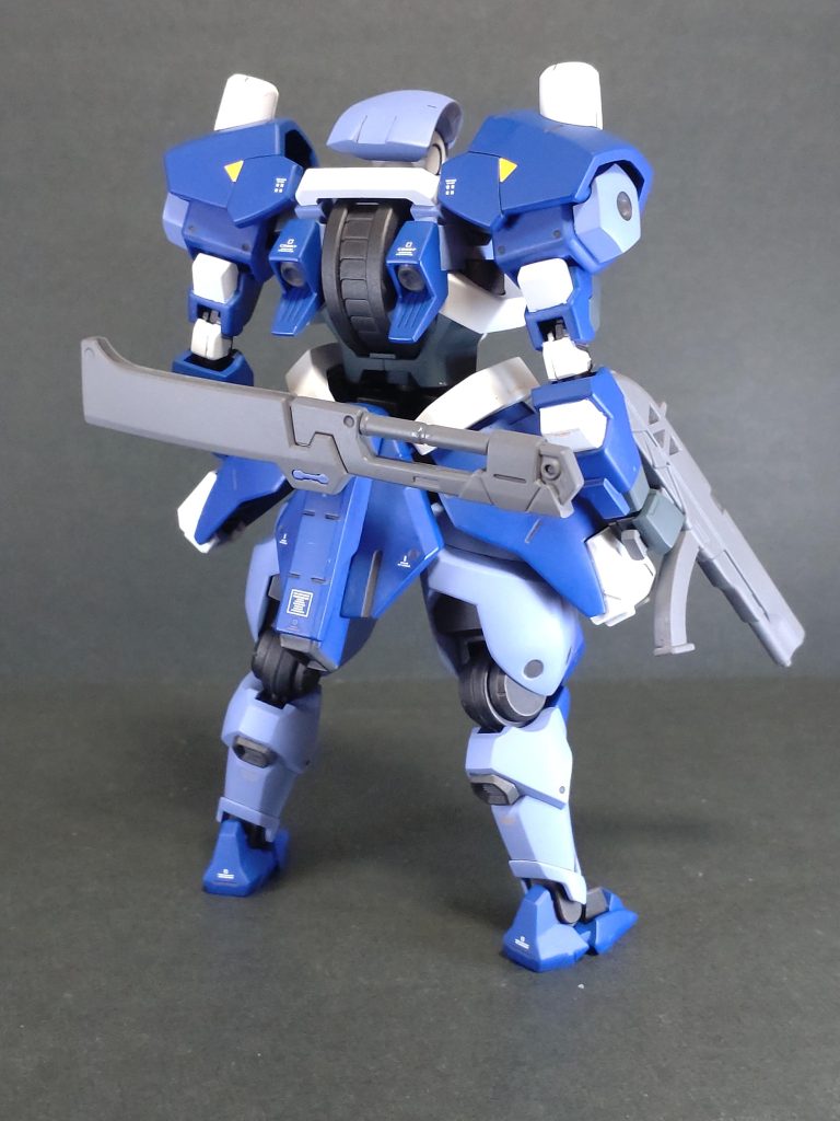 バックショット　個体差かもしれませんが、各関節のポリキャップが緩く自立がかなり厳しいです。