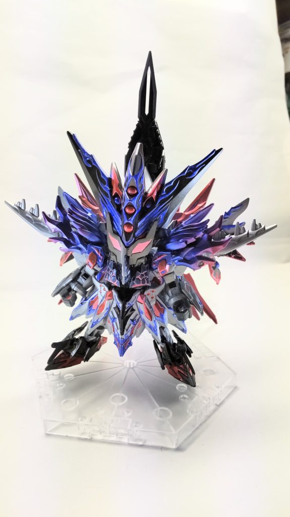 突如現れた者は勢いよく仮面を外すと、?「我は董卓なり!!」イ「董卓?奴はあの事件の時に死んだはずで は……?」プ「蘇ったのだ!あやつらに恨みを残したまま簡単に死んでたまるものか!」プ「前の・エリアでは失敗したから、今度はナイトワールドからじわじわ支配してやろうと思っていたが…………こんなに早く姿を見せることになろうとは……許さんぞ小僧ども!」ス「黙れ!罪も無い人々を散々苦しめておいて……覚悟しろ!」イ「よくも俺を利用してくれたな!貴様は俺達が倒す!!」プ「生意気な小僧どもが……いいだろう、遊んでやる。ただし、我が下僕も一緒にな!いでよ!」そう言うと、空から一つの黒い影が舞い降りてきた。〜~~~~~~~~~~~~~~~~~~