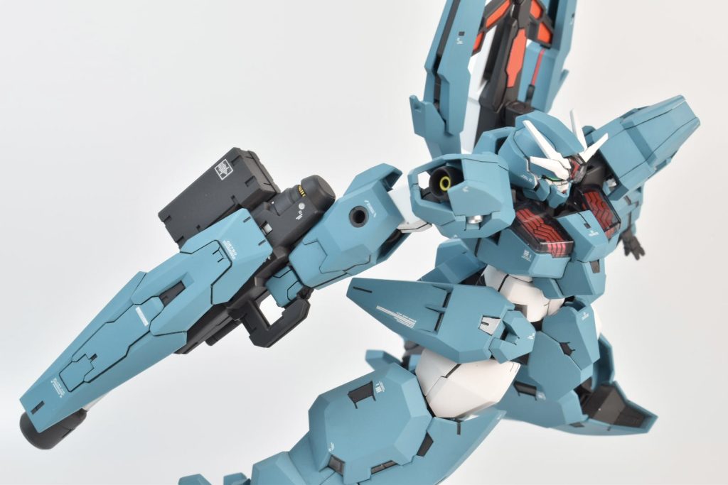 主な改修・変更点は、パーツの肉抜きをパテやプラ板で穴埋め表面処理（面出し、エッジ出しなど）シェルユニットやビームサーベルなどは蛍光塗料で塗装細かな部分塗装など自分が思う基本工作でシンプルに仕上げました！