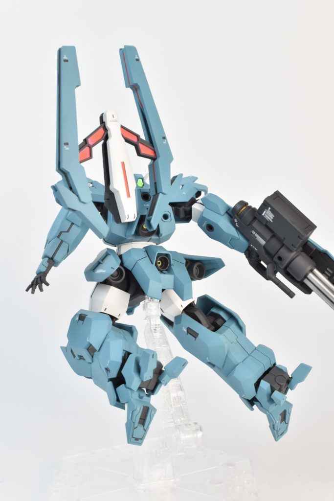 ルブリスウルの後ろ姿はこんな感じです！足裏の肉抜きもプラ板で埋めて、バーニア内部もイエローで色分けしました！