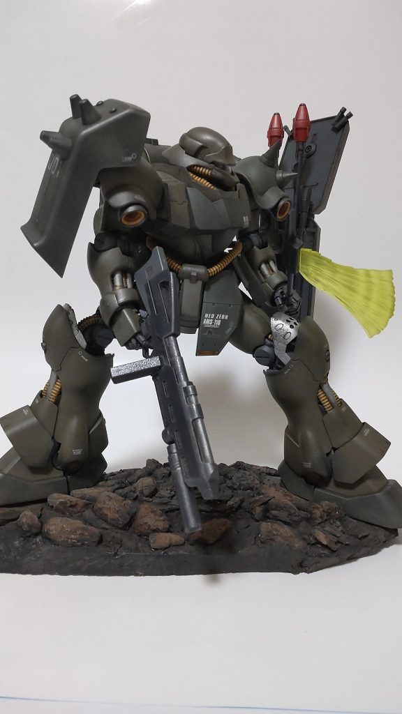 膝からチラ見えする内部装甲は、DIY用のメッキ調スプレーを直吹き。発色良いけど塗膜が厚めなんでピンポイントで使うとカッコイイかもしれません。