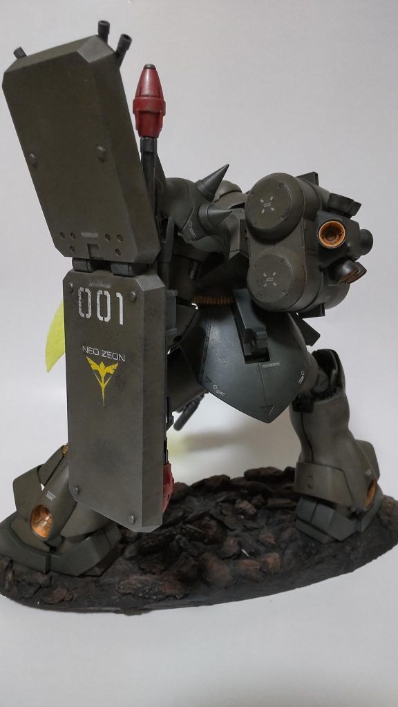 バックショット。台座に固定されてます。このビネット風台座、100均で売ってた「輪切り木材」「園芸用バークチップ」「紙粘土」が材料なんで、330円で出来ておりますwww!アクシズの地表風味に塗ってみたんだけどいかがでしょーか良いでしょーか。