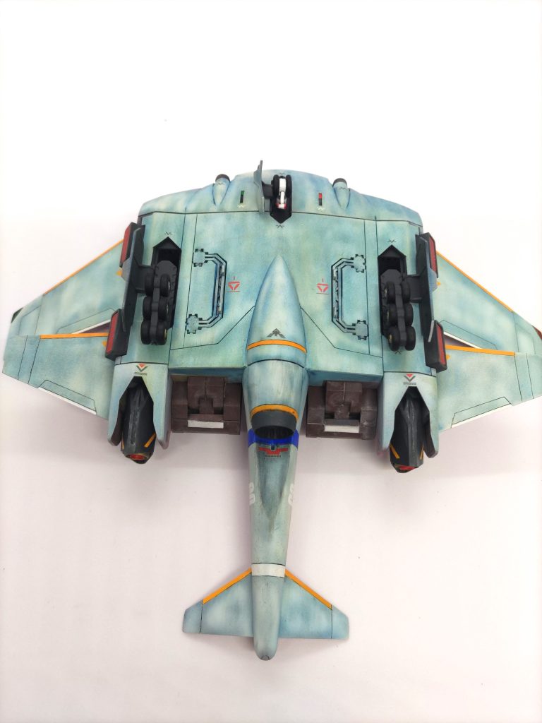 航空博物館で、でっかい輸送機を見た際、かなり汚れてるんだなと思ったので、ライトブルーを全体に吹き付けて、ランダムにホワイト9∶ライトブルー1を吹き、クレオスのフィルターリキッドのシェードブルーを乗せて、拭き取りました。白が強いところに良い塩梅でブルーが馴染んでくれました。