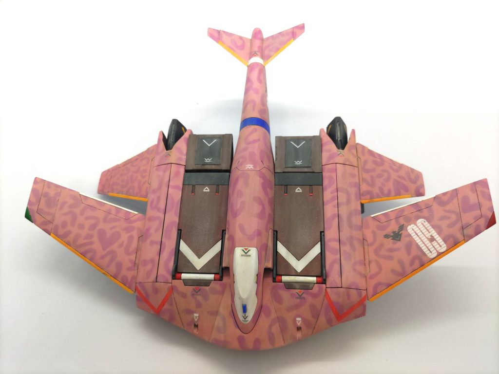 練り消しを、千切って張り付けましたハートが4つ・ミッ◯ーの模様が隠れてるので探してみてください🧐ヒント→翼・右後方ノズル