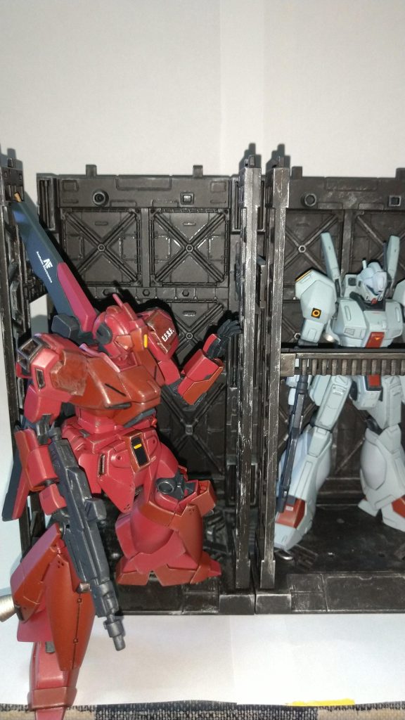 前作のジェガンとパシャリ。両方とも友人H君からいただいたMSです。ありがと😉👍️🎶