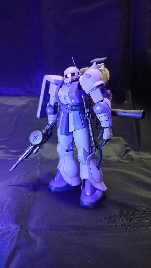 モノアイぐぽん。蛍光ピンクで添付シールを塗装して貼りましたのでブラックライト照射するとこのように。