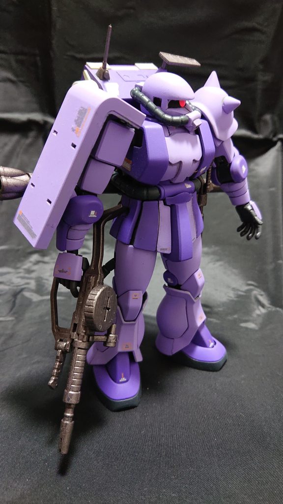 フロント側。ザクIIリバイブそのままですね。上腕・足首などヒケが目立つところの面出しを少々した程度。あと天面のアンテナを左右逆にしてます。バズーカ右でかまえたら干渉しそうなので。