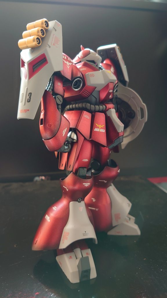 割と古いキットなんで全体的に情報量が少なく感じたのでデカールをベタベタと貼ってみました。