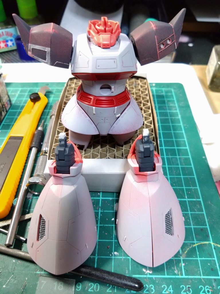 右肩のディティールも変更です。写真のようなプラ板張っていましたがプラ板割れたので剥がしてピンバイスで穴開けしました。