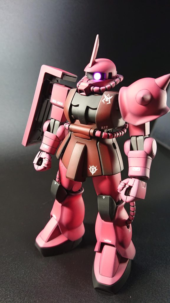 基本工作をメインに黒立ち上げで塗装しました。モノアイはピンクのチップLED1608を使用背中のスイッチでオンオフ可能です。