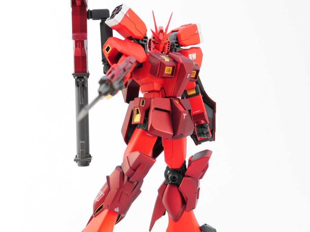 自分ルールで「できる限りνガンダムのパーツだけを使って作ってみる」という縛りを設け、EGνガンダム✕2、HGUCνガンダム✕1、BB戦士νガンダム✕1のヨンコイチで制作しました。