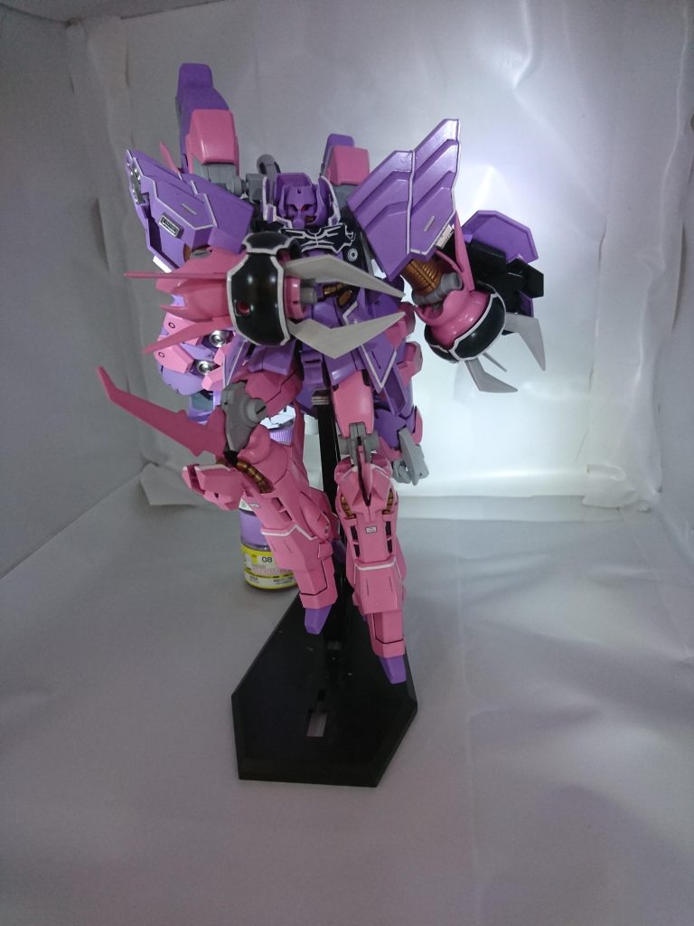 膝のとがったパーツは、固定だったのでピンを一つ飛ばして、稼働するように。できた穴はプラ板で埋めてあります。