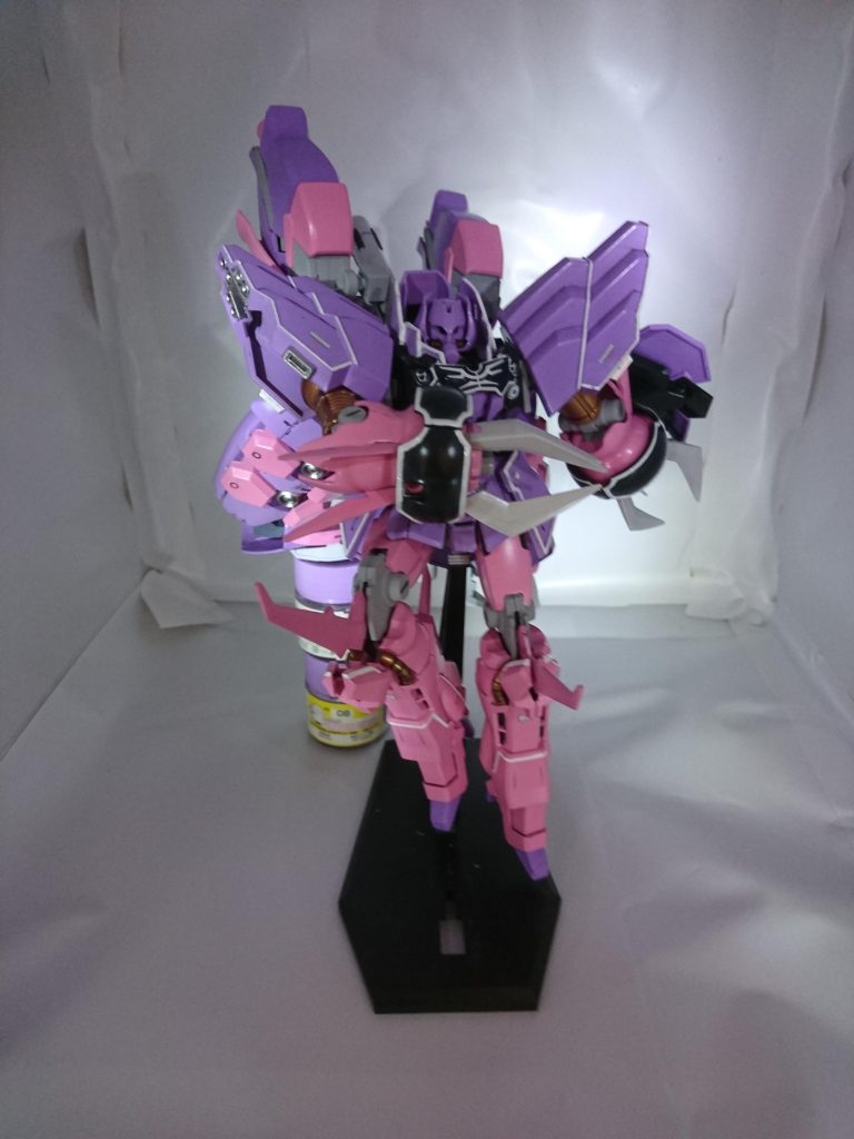 この機体といえば、このポージングというほどお決まりの。まず、色味ですが、だいぶ苦労しました。噂通りで……(^_^;)調色を何度か試した後に、結局ガンダムカラーをちょいいじりで、落ち着いた次第…途中見せた方には、ガザCと言われました(笑)