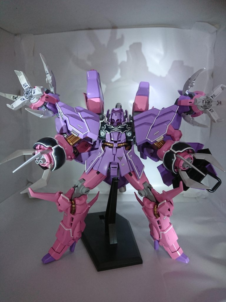 追加した爪は、プラ棒などで延長工作をしましたが、出来は最悪ですので、アップして見ないでください(笑)先端に、ガトリングの先端パーツが、偶然ピッタリハマりましたので。いやいや、ガトリングではなく、メガ粒子砲です！ちなみに、こちらの爪も、分離して飛びます。(二段階に）そして、ギミックは作ってないという…オチ 