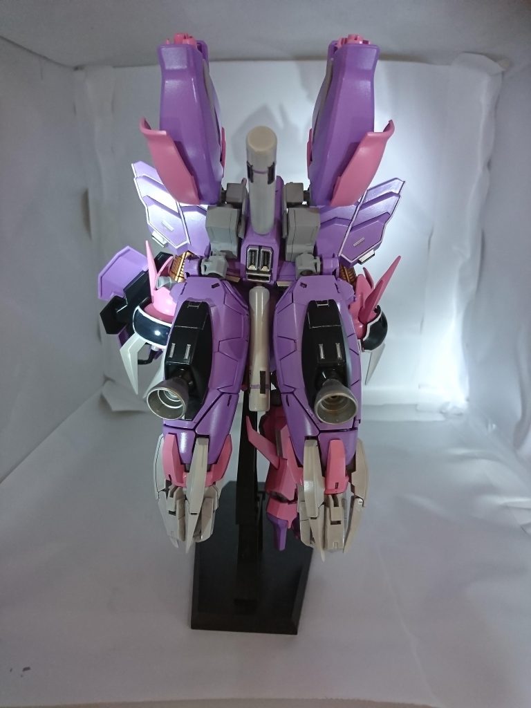 後ろはこんな感じ私の改造では、おなじみのビルド系羅刹天のパーツをサイコジャマーのところにつけて、サイコジャマーの接続軸を新設。プロペラントタンクが干渉するので、プロペラントタンクの接続軸を埋めて、パーニアをつけ、新しく中央部に接続するための下地を。タンクのようなパーツを潰してから、パーニアを一つ追加ポリキャップと、直挿しでプロペラントタンクをつけてあります。 