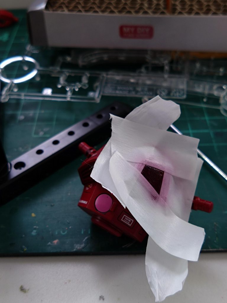 最後に胸の部分にジオンマークのデカール貼っていましたがクリアー吹いてみるとなんだか縁がガタガタでした。ギリギリまで悩みましたが削って筆塗りして乾燥後そっとヤスって…マスキングして色吹きました。(はじめからやれよ！)ここだけワインレッドに黒鉄色混ぜました。私の予定ではギリギリ赤い機体の締め切りに間に合う予定でしたが、首パーツの紛失に始まり、スミ入れ失敗、デカール失敗の修正、デカール後にほんの少し白化した部分の修正(水性のシンナーそっと吹いて消えました。)と無知な為の失敗も多かったのですがフォロワーさんの暖かいアドバイスを頂きまたひとつ勉強になりました。ちなみに首パーツの紛失でランナーから製作しましたが左右曲げくらいしか可動しません。ちょっと失敗か。😅最後まで見ていただいてありがとうございます。これからも知識不足でお恥ずかしい場面もあるかもですがよろしくお願いします。🙇 