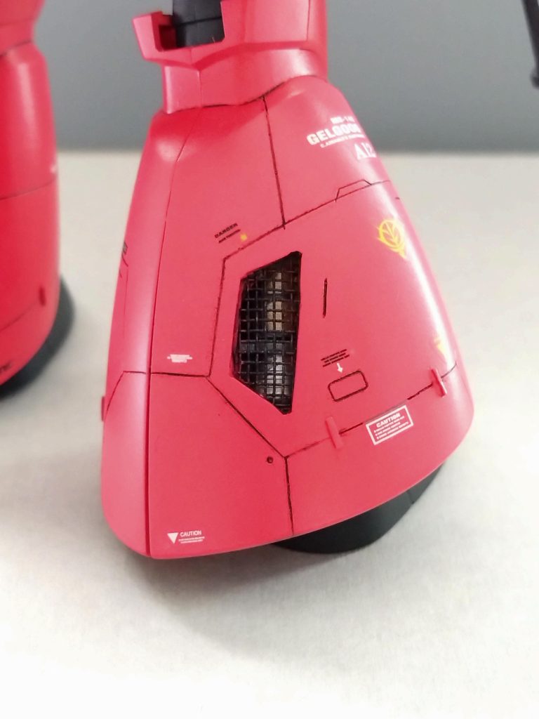 反対側も。スジボリは左右の脚でだいたい寸法合わせたつもりでしたがくり抜きしてみるとスジボリの若干のズレのせいで穴の形が左右違いました。ヤスリがけを慎重にやり穴を整えて左右だいたい頑張って合わせました。やはり初めからこうするプランで進めないとですね。