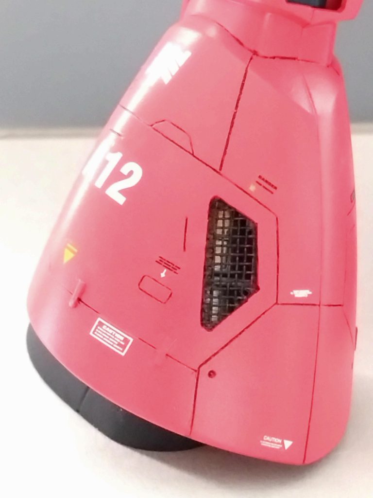 スジボリしながらディティールアップを考えていた時に立ち読みした本のMGゲルググがフレームから内部が見えていたので急にやってみたくなり、くり抜きました。スジボリ既に終わっていたのでこの様な形に。