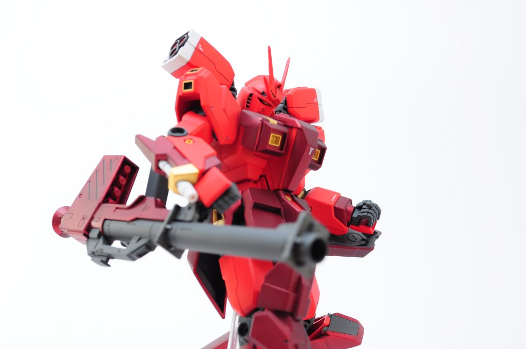 バズーカはHGUCを流用。アームだけパワードアームズパワーダーから使っています。濃い赤はつや消しキャンディ塗装です。