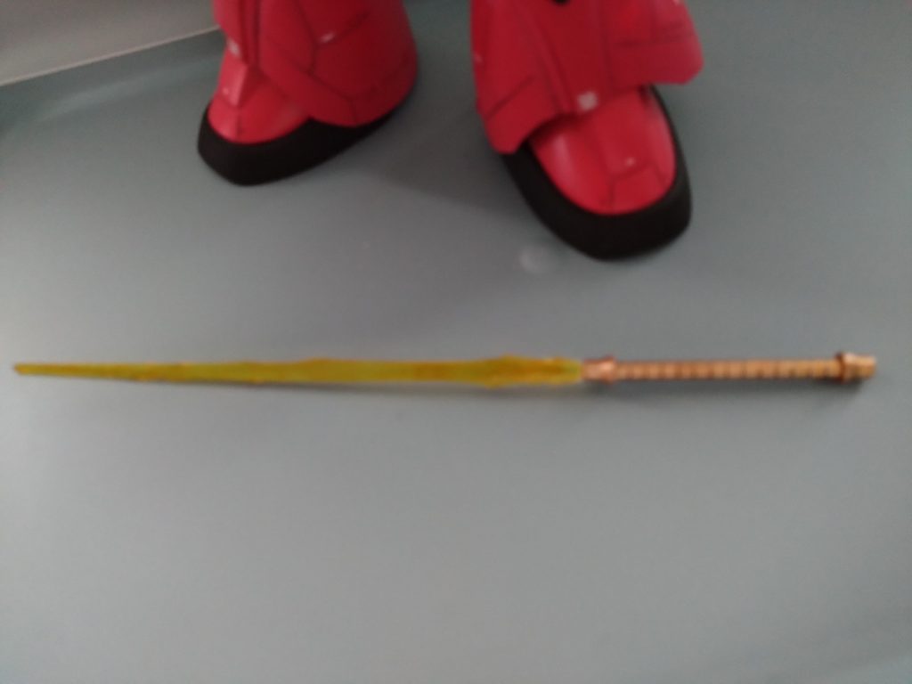 テキサスコロニー内部の戦闘で一瞬出てくるサーベルタイプ。こっちの方が私は好きなのでシナンジュのサーベルにクリアーイエロー塗ってクリアー吹いてみました。