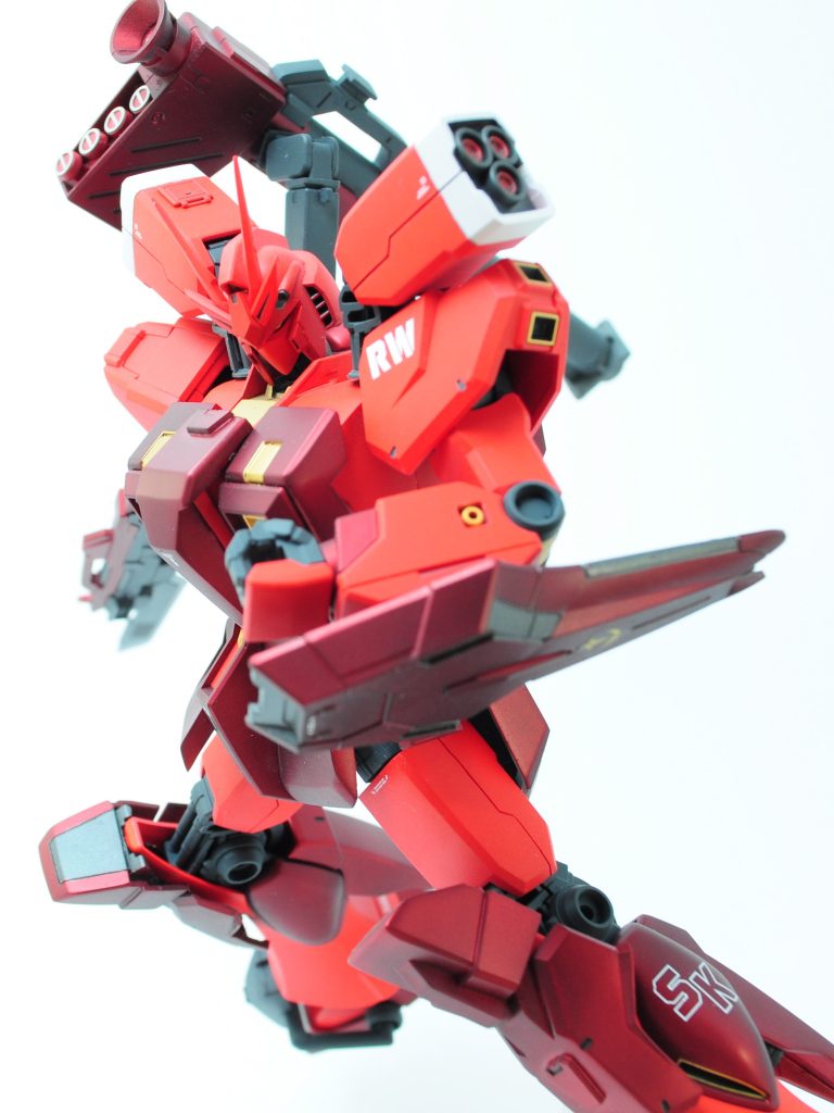 レッドウォーリアの特徴の一つである肩バーニアはEGνガンダムのモモにプラ板でフタをし、ウェーブのバーニアパーツを貼り付けました。今回一番のアイデア賞かも。