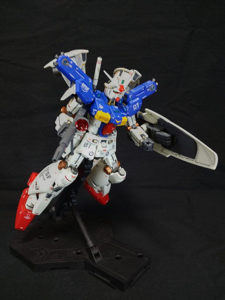 アクションベースに仕込んだ100均ネオジム磁石のおかげである程度安定して飾れます。