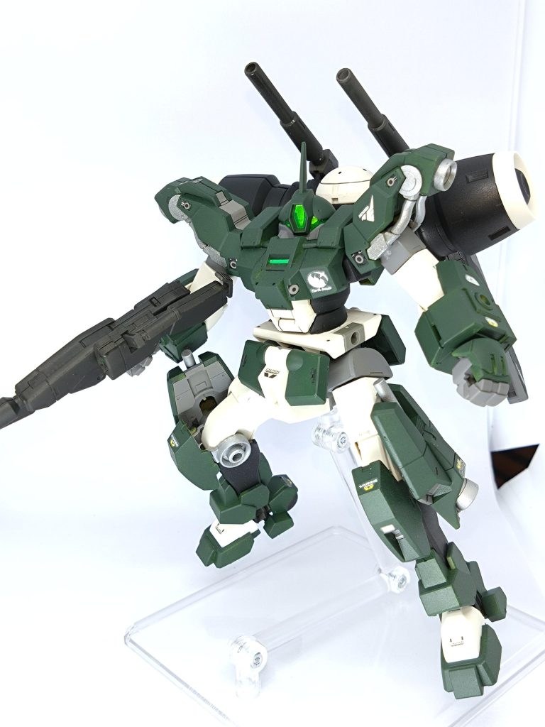 スマホカメラではどうしても暗くなってしまうので少しだけ明るくしてます。現物はこんな感じです。カメラアイは後ろからシャインシルバーで明るくしました。 