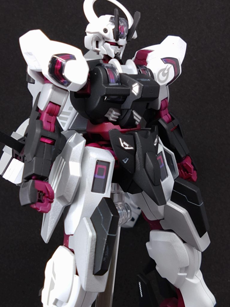 ベースがシンプルなカラーの為、配色に悩みました。試行錯誤に紆余曲折を経て結局ホワイトをベースに黒とシルバー２種、マルーンをインナーカラーにしてみました。