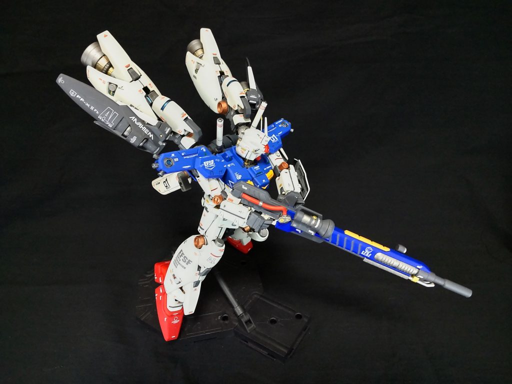 メインバーニア以外の4つのスラスターと本体のスラスターが宇宙空間での姿勢を安定させることで、命中精度を上げての精密射撃が可能(脳内設定)。