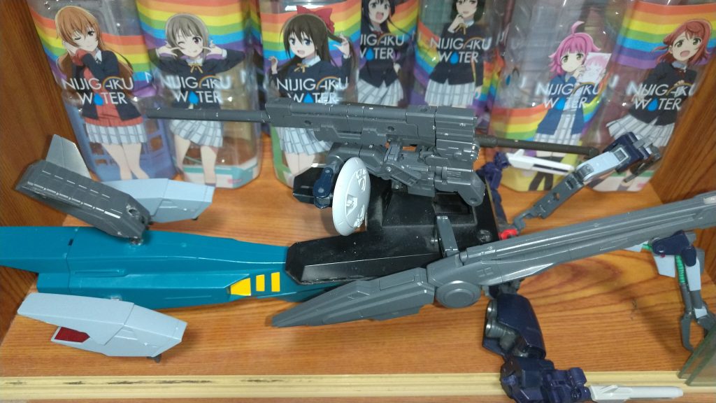 680mmキャノン砲はザメル砲を参考に開発した武装。大型レドームと組み合わせることにより長距離狙撃が可能。尚、反動が大きく射角がズレないようAIが計算し目標に確実に着弾するようにしている。大型ビームキャノン砲（オーバーウェルム)は砲身が折りたたまれており展開する事により長距離からの狙い撃ちが可能。680mmキャノン砲が実弾なのに対しこちらはビーム系なので射角があまりズレないがこちらもAIにより計算している。折りたたまれている状態でもライフルとして使用できる。ちなみにオーバーウェルムは英語で[圧倒する、打ちのめす]の意。メガ粒子砲はバイアラン・ユニットの端に1門ずつ計2門装備されている。さらに防御率向上の為Iフィールド発生装置も2基装備。ファンネル・ミサイルポッドは通常弾頭と特殊ミサイルがあり、切り替えにより発射可能。特殊ミサイルは通常よりも少し大きく、発射すると数秒後にミサイル側面が展開、小型ファンネル・ミサイルが降り注ぐと言った仕組みとなっている。ミサイルポッドは全て打ち尽くしたらパージ可能。牽制や多数の敵を撃破する際に威力を発揮する。と言った設定です。最後まで見てくださった方、ありがとうございます(｀･ω･´)ゞ長文失礼致しました( ^ω^;)