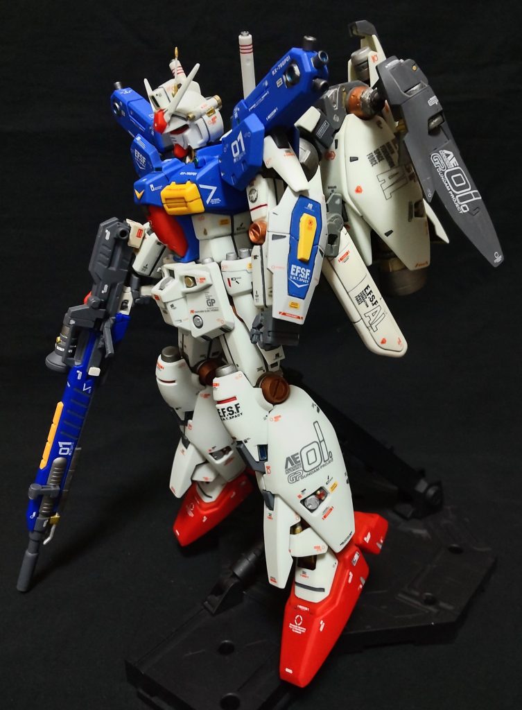 シールドは、狙撃の精度を上げるため、ライフルの取り回しに支障にならない様、小さい物を装備、ビームシールドは展開しません、0083なんで😊。