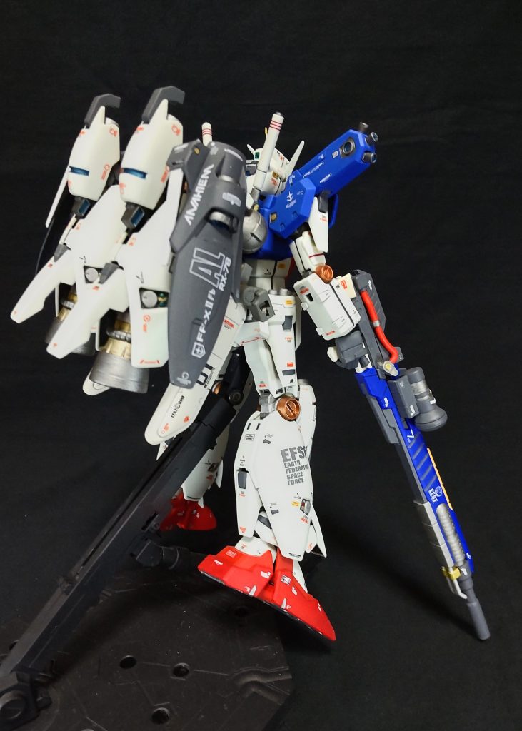 変更されたユニバーサルブーストポッド。狙撃後の反撃を受ける前の高速での離脱が可能。姿勢制御用(脳内設定)として、ガンダム4号機のプロペラントタンクとスラスター、HG GP03のスラスターバインダーを取り付けています。