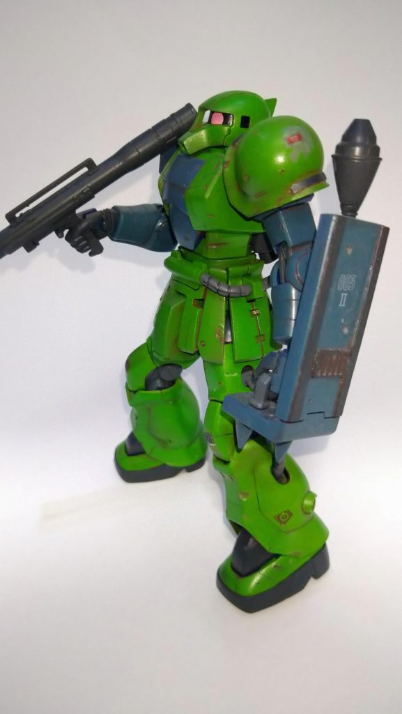 ザクⅠの上半身とＦ２型の下半身というお手軽改造です。