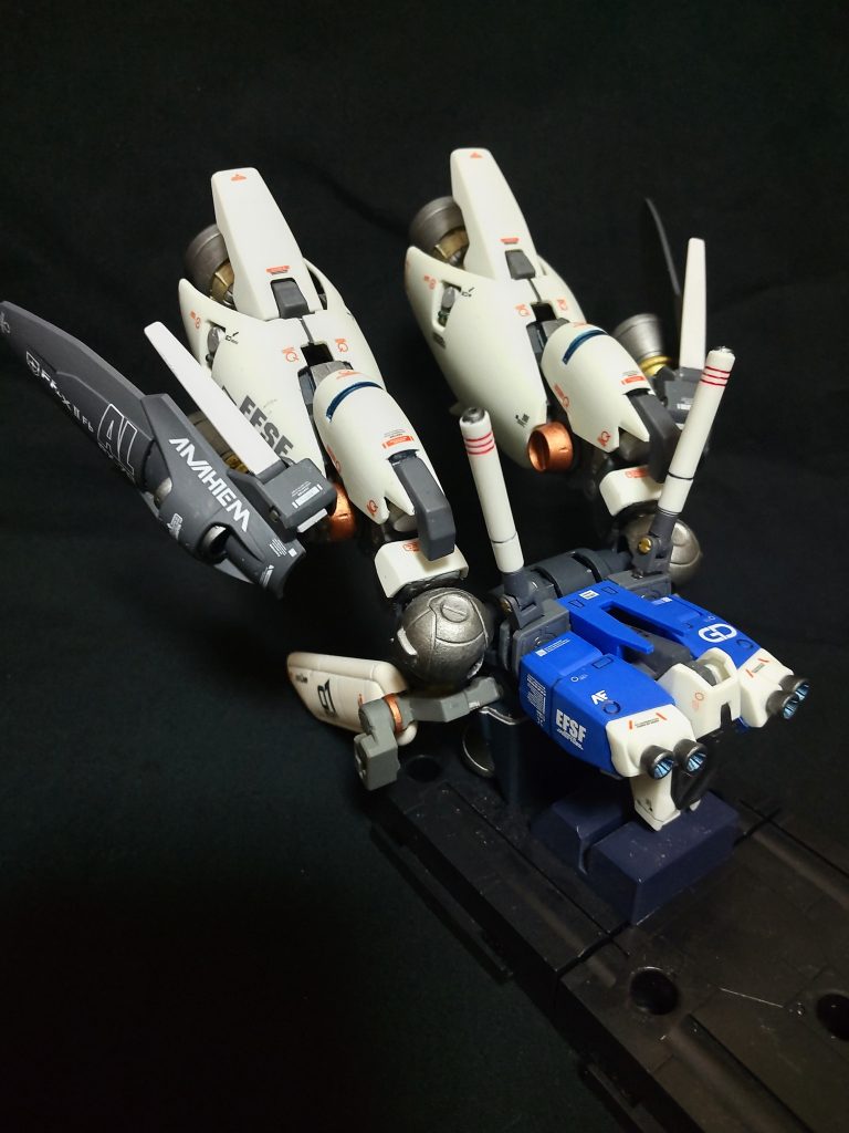 ゴテゴテしてます。