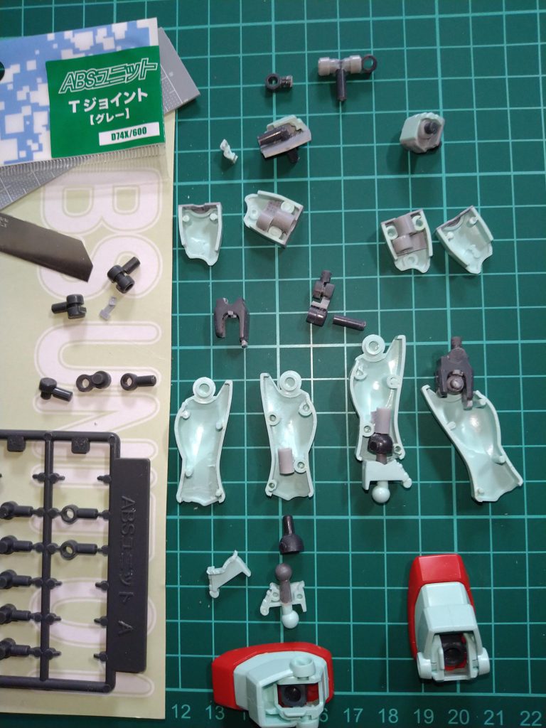 〘脚〙の製作でございます！😚先ず左の真ん中辺りに小さな５つのパーツがあります（ｼﾞｮｲﾝﾄﾊﾟｰﾂ）その下列の３つのパーツの真ん中のパーツ…エッジングソーで切断後0.8㍉のプラバンを３枚挟んで瞬間接着剤で接着いくら瞬間接着剤でも強度に大きな不安がございましたので、乾燥時間しっかり取る為、おやすみ前の作業……😪……乾燥後…無理矢理手で曲げても中々折れず…☹️おもいっきり力を入れてやっと折れました！……そして指…痛くしました…🥲ｷｦﾂｹﾃﾈ…私的に強度は十分と判断しましたのでこの方法で進める事に致しました！😁〘ヒザの可動パーツ〙完成でございます！😆真ん中辺り１番上にあるＴ形パーツは〘脚の付け根パーツ〙です！ランナーをＴ形に切り出して[ジョイントパーツ]差し込む為プラパイプで細工しております！😚その下にあるのは〘脚の付け根太もも側パーツ〙ランナー をＬ形に切り出し、キットのパーツとプラバンと…切って削って位置調整して接着😚その後《ジョイントパーツ》接続の為の位置決めを、プラパイプで調整…😚その下にありますのが〘太もものパーツ〙これも位置調整してプラパイプ接着😚その下にあるのが、私の指にダメージを与えた〘ヒザの可動軸のパーツ〙😂と、その隣の切り出したランナーこのランナーを〘スネパーツ〙にあるヒザの可動…本来ポリキャップの入る元穴をそのまま使い取り付ける事に致しました！😁その左側にあるのがキットの〘ヒザパーツ〙〘ヒザの可動軸のパーツ〙が通る様に内側を〈金ヤスリ〉でゴリゴリ削った後、プラバンで膝の逆反り防止のストッパーつけました！😚その下にありますのが〘スネパーツ〙先ず足首を切り離し、ヤスリ等で形を整え《WAVE》さんの〘Ｂ．ジョイント０５〙と〘ＢＪ０５プラサポ〙を仕様、〘ＢＪ〙をプラパイプに差し込み位置調整をして接着、〘足首パーツ〙も位置調整しながら〘プラサポ〙の長さ調整をして接着😚１番下にありますのが〘足パーツ〙です😊このパーツはキットそのままでございます！🤗……これでとりあえず脚は完成！😆.まずはここまでの……☆《今回の目標》☆……🤭〘見た目は素組みの動くやつ〜！！😆〙　　とても順調でございます！🤗...