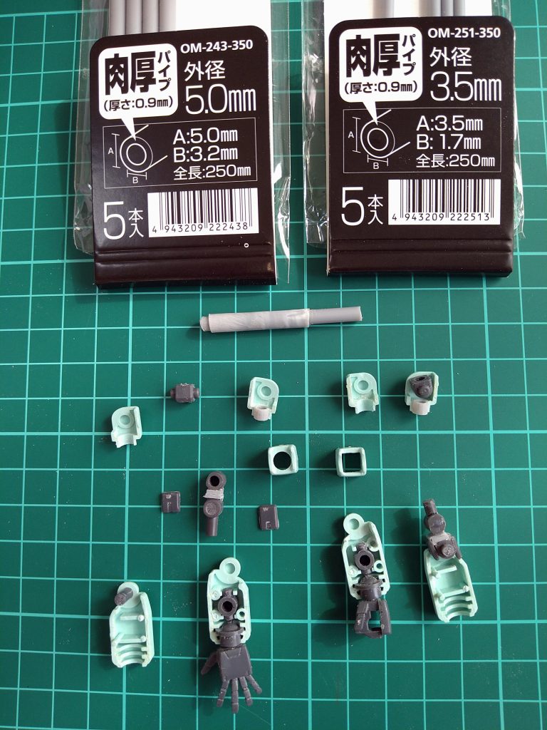 今回のジムのジョイントパーツ差し込み受けやポリキャップ可動軸受け等に《WAVE》さんのプラパイプ使用しております😊５.０㍉パイプの穴を３.５㍉に広げて３.５㍉のパイプ通して接着し通した３.５㍉のパイプの穴を３.０㍉（ＰＣ可動受けのみ２.９㍉）に広げて使う事に致しました！😁微妙にユルかったりキツかったりはその都度微調整致します…😚..〘腕〙の製作でございます！😚先ず〘ヒザの可動パーツ〙と同じ方法で[ジョイントパーツ]をカットしその間に1.0㍉と0.8㍉のプラバン1枚ずつ挟んで接着…で…ここで問題が…😓この〘ヒジのパーツ〙形状ではヒザと同じ方法は　無理😱ﾅﾝﾃｺｯﾀｲ!そして本来素組みでは〘二の腕のパーツ〙と〘ヒジのパーツ〙はピッタリくっついているのですがそれでは可動ができません😰ﾄﾞｳｼﾖｳ…💦仕方なく〘キットのヒジパーツ〙のディテール部分〘ヒジディテールパーツ〙と〘内肘ディテールパーツ〙に切り分けて〘ヒジの可動パーツ〙に接着するのですが〘内肘ディテールパーツ〙のみ〘二の腕のパーツ〙より　少し隙間を空けて接着しました…😅〘二の腕のパーツ〙は〘ヒジの可動パーツ〙の[ジョイントパーツ]部分が通る様に金ヤスリで削っております😊…………これで〘腕〙も完成！😆…何だか見た目がちょっと変わったような……😱ｶﾞｰﾝ……あまりのショックで今回の目標忘れた……🙄…………何だっけ……🙄……あっ！…思い出した!😚.とりあえずここまでの…☆《今回の目標》☆…🤭〘見た目は素組みっぽい動くやつ〜😆〙………順調でございます……🙄...