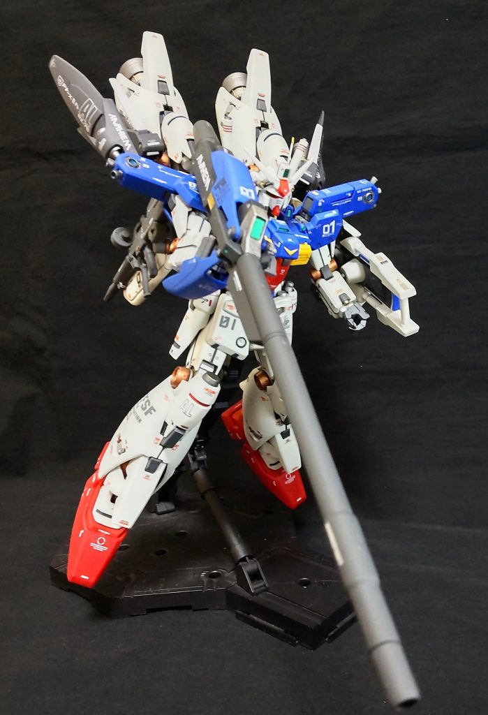 ロングビームライフルは見たらわかるとおり、スーパーガンダムの物です、サイドグリップを付けてみましたが上手く構えることができませんでした、担ぐだけで精一杯😓。関節弱々です、この辺りは、初期のMGの弱点ですね。