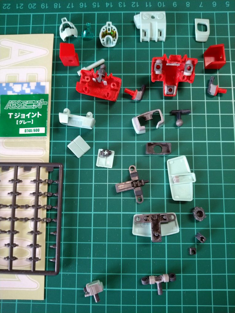 〘胴体〙の製作でございます！😚真ん中辺りにあるのが〘腰の前パーツ〙です！🤗今回、可動改造ですので、フロントアーマーの分割…正直悩みました………😩………やめました…🤣やはり見た目は素組みっぽく製作して行きます！😁………でも立膝もしたい…🤔ﾄﾞｳｼﾖｳ……と言う事で、かなり強引ではございますが《ジョイントパーツ》の１番小さなパーツを４つ繋げて無理矢理収めました…😅…その右側にあるのが〘フロントアーマー前パーツ〙その《ジョイントパーツ》差し込む為のプラパイプ接着しております！😚その下にありますのがリアアーマーくっついている〘腰の後ろパーツ〙で、その右側にある３つのポリキャップ収まる様に製作しました！😚〘腰パーツ〙の上にあるのが〘腹のパーツ下〙その左側にあるのが〘腹のパーツ上〙…可動の為分割しております！😚〘腹のパーツ下〙は可動時、隙間ができて格好悪かったのでプラバン延長し、その右側にある〘胴体の可動パーツ〙を差し込む為の内径３㍉のパイプ接着しております！😚〘胴体の可動パーツ〙は、いつものようにランナーを丁度いい所で切り出し《WAVE》さんの〘ＢＪ０５プラサポ〙のボールをくっつけました!😁その上にあるのが〘胸パーツ前〙でございます！😚肩の引き出しの為のポリキャップは長さ調整したプラパイプはめ込み位置調整して接着😊コックピット辺りにあるポリキャップは、プラバンに２．９㍉の穴を開け〘胸パーツ前〙の写真の位置にややキツイくらいで収まる様にヤスリで成形して接着しました！😁その左にあるのが〘肩の引き出しパーツ〙でその左にあるのが〘胸パーツ後ろ〙でございます！このパーツは１㍉位上下に首の引き出しがしたかったので、強度を弱くしない程度に削っております…😚ん〜☺️　何とかここまで進んだ〜🤗 ..