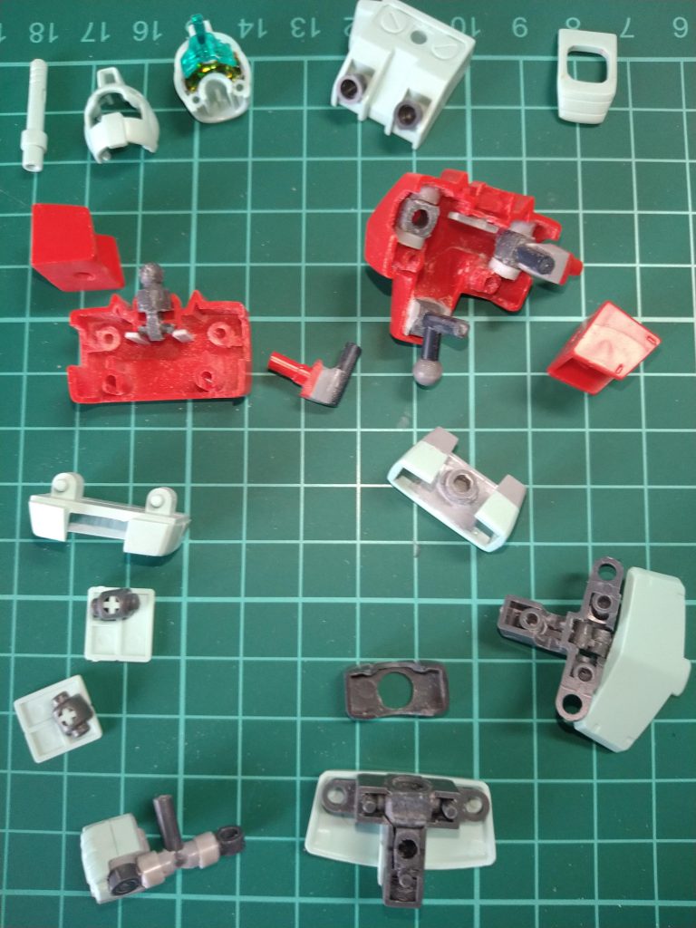 〘胴体〙の製作続き…でございます！😚とりあえず軽く組んでみました！😁真ん中より少し上の右側にある〘胸パーツ前〙…〘肩の引き出しパーツ〙と〘胴体の可動パーツ〙は写真の様な形で、接続します!😚真ん中１番下の〘腰パーツ後ろ〙にポリキャップ収めた所(３つ)でございます！このポリキャップの用途は上から胴体の可動用(ボールジョイント）脚の付け根引き出し用ディスプレイ用…になります！😚その左にあるのが、〘脚の付け根パーツ〙に〘脚の付け根太もも側パーツ〙を接続した所です！今回は強度的に結構ギリギリを攻めてると思う様な所が多々あり、その都度確認しているのですが、得に問題無く…ホッと致しました！😊この形で進めて行きます！😆..……と…言う事でここまでの…☆《今回の目標》☆…🤭.〘見た目素組みっぽい動くやつ〜！😆〙,,………たぶん…順調でございます……😊.