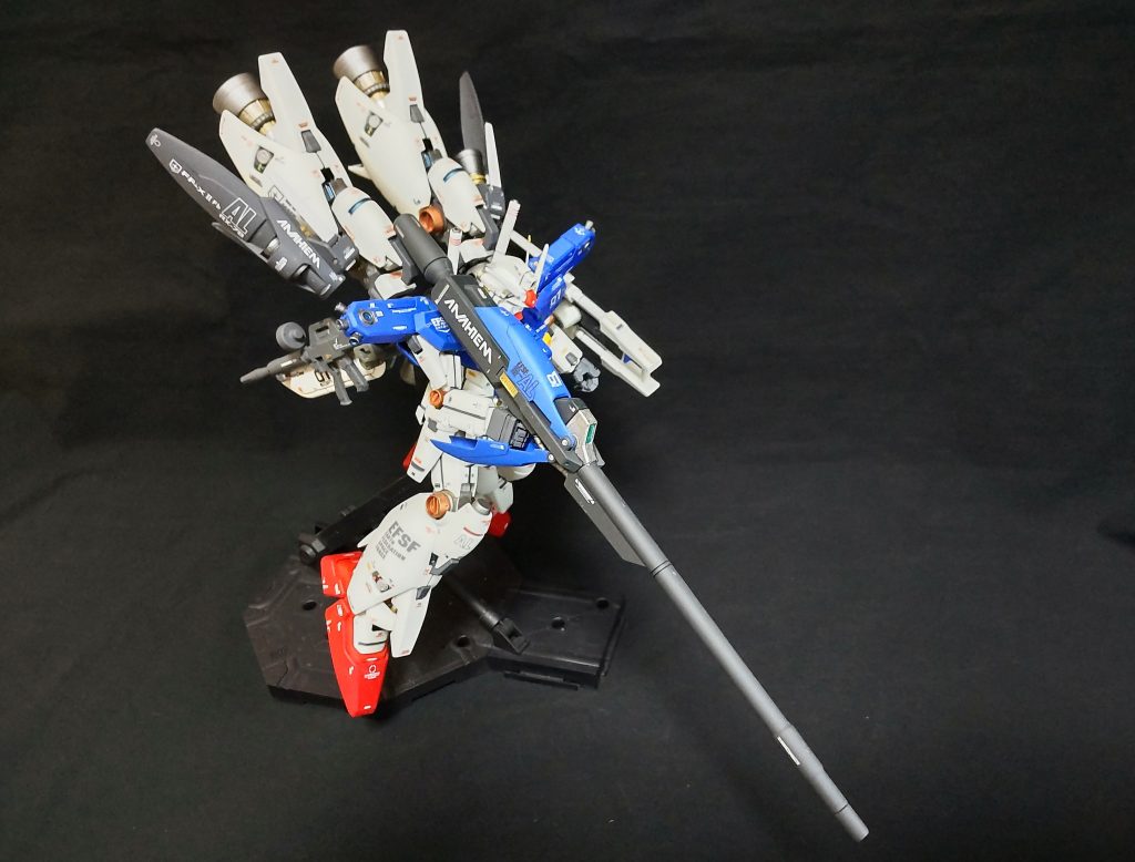 アクションベースに仕込んだ100均ネオジム磁石、後ろが重すぎて限界を超えました。両面テープで固定してます。